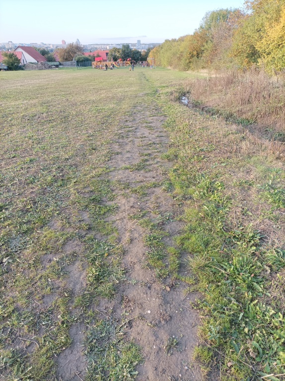 Špatný přístup na hřiště v Holyni