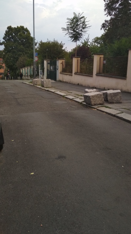 Parkování na chodníku v ulici Říčanská