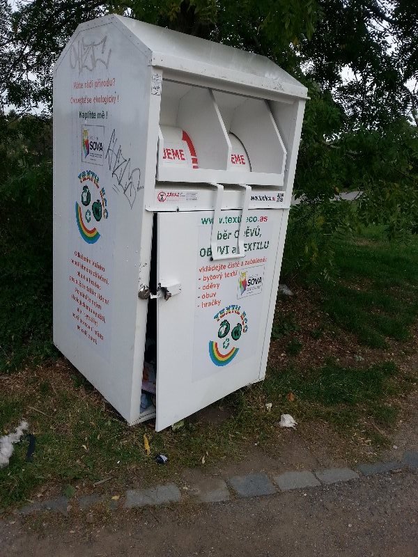 Opět zničený kontejner na textil u ulice Vyžlovská