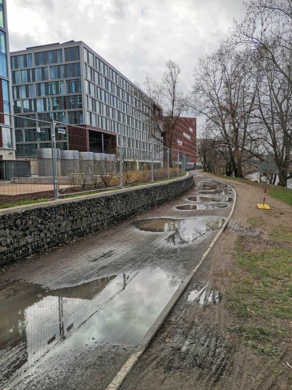 Neodvodněná cesta za Danube House