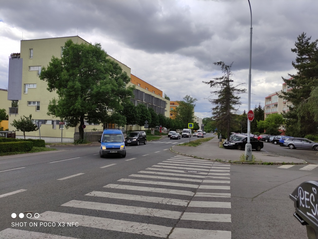 Zpomalení provozu v Práčské ulici od ZŠ po křižovatku s Topolovou