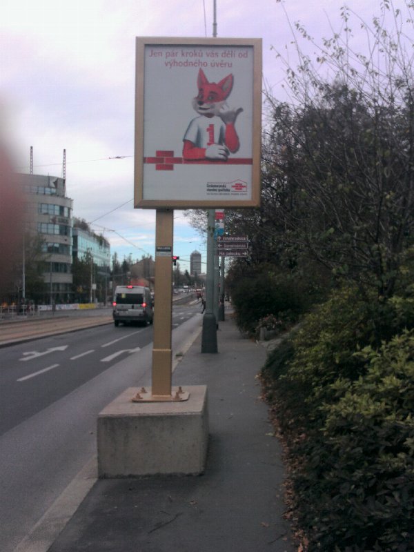 Reklamní sloup na Černokostelecké ulici