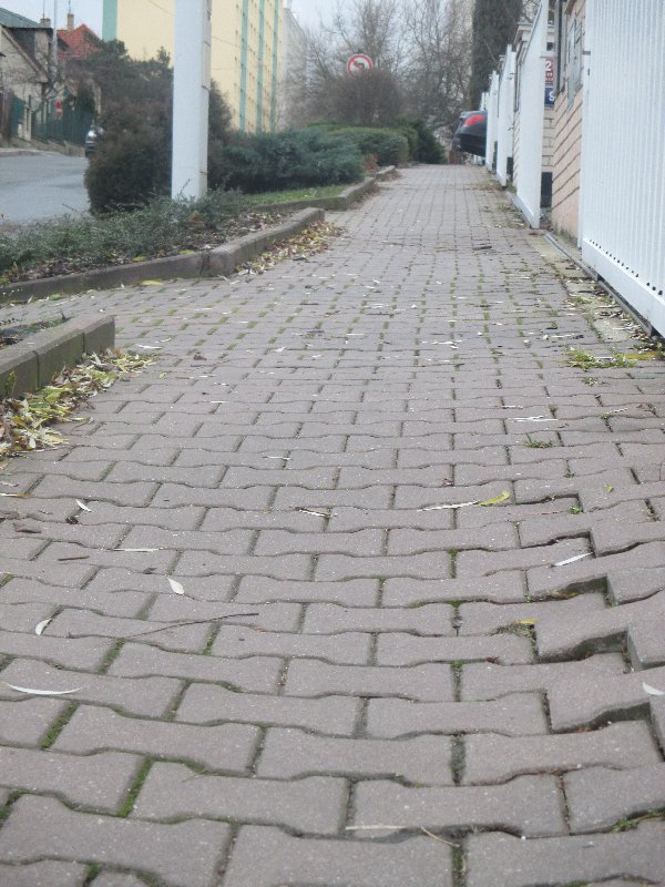 Propadajici se zamkova dlazba chodniku ul. Mokra, P11