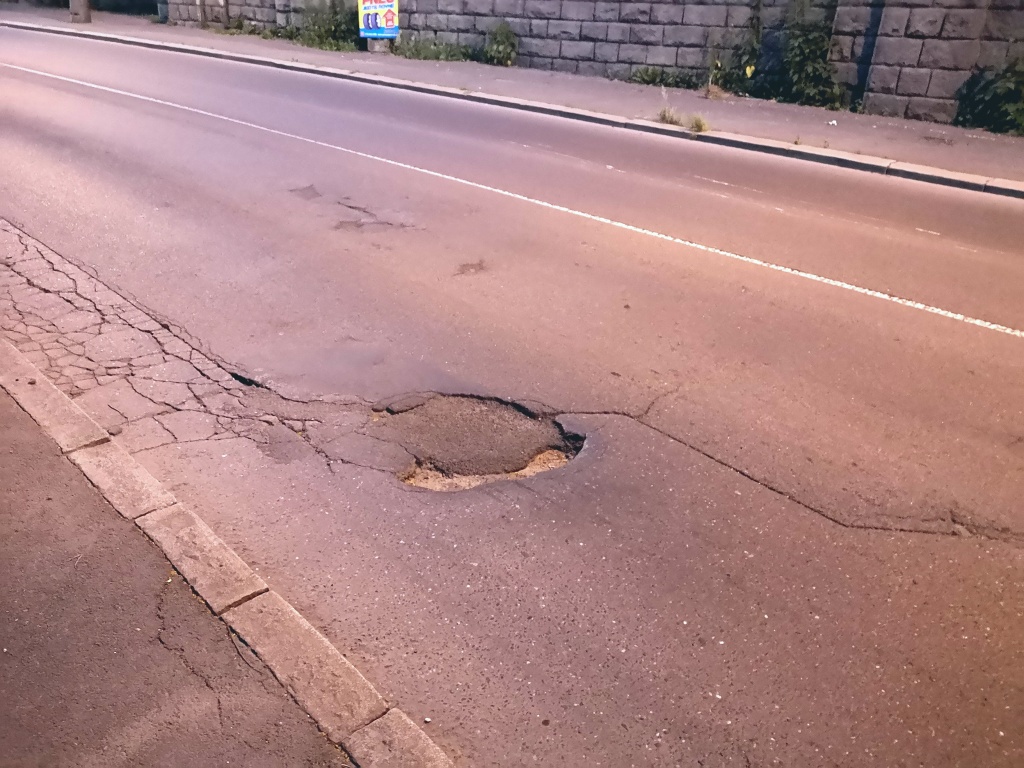 Výmol u viaduktu v ulici Pod Táborem (Praha 10)