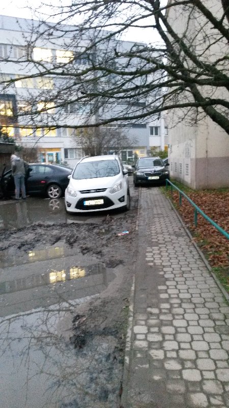 Rozbitý bahnitý prostor u budovy Poliklinika Budějovická