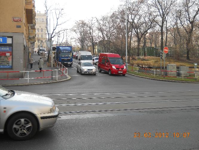 Chybějící přechody na Vinohradské ul. – nám. Jiřího z Poděbrad