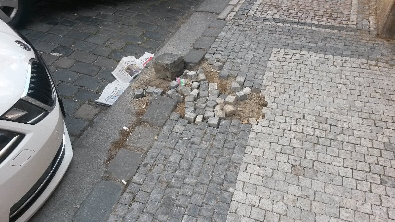 Rozbitý chodník v ulici Štupartská 