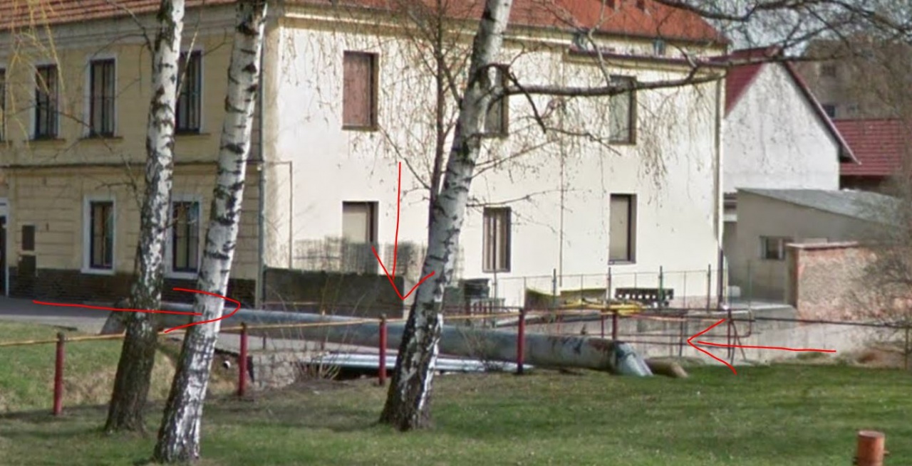Uzavřená lávka pro chodce přes Říčanský potok nám. Bratří Jandusů 