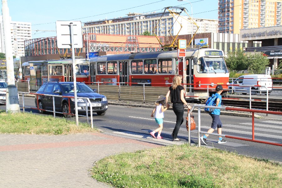 Přecházení u stanice Ládví