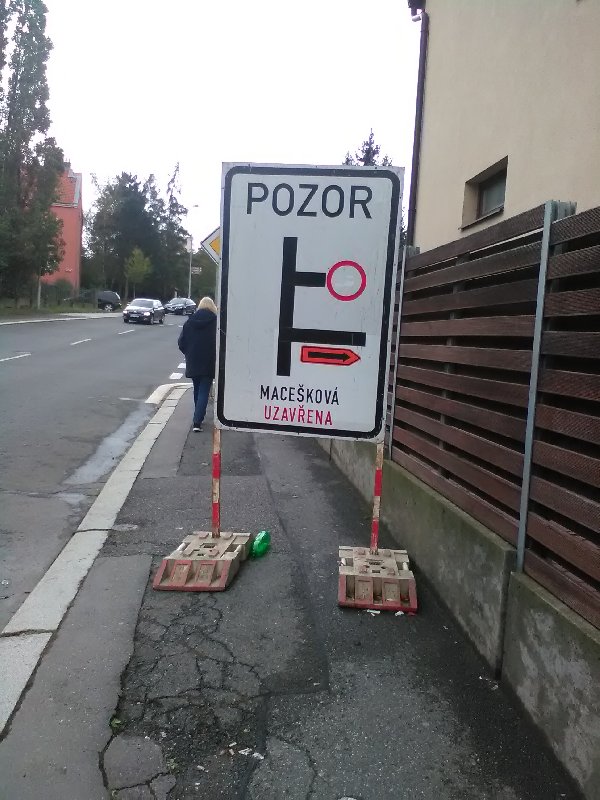 Nevhodně umístěné dopravní upozornění na chodníku v Topolové