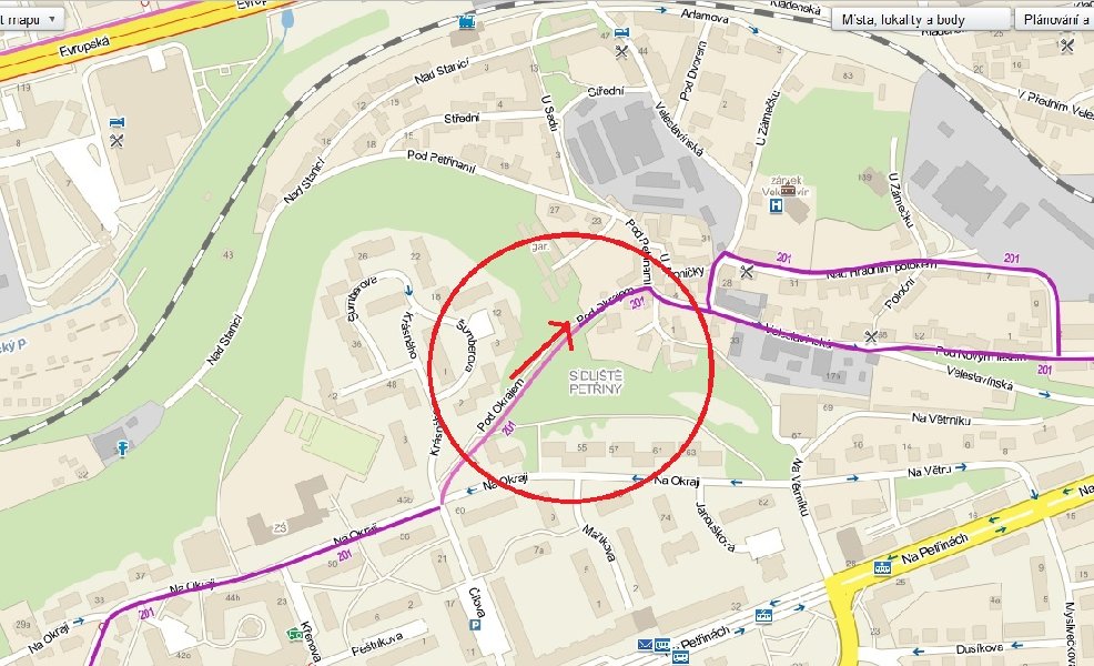 Auta projíždějí cyklo(pěšo)stezkou
