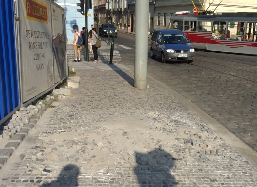 Vypadaná dlažba na Mánesově mostě
