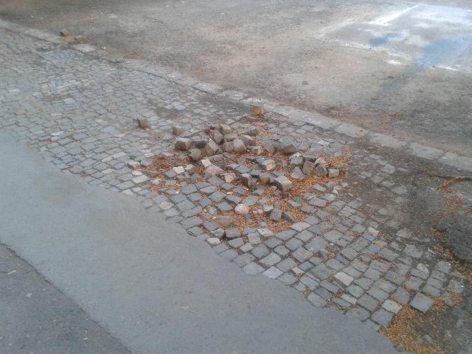 Vysypaný chodník v Lucemburské