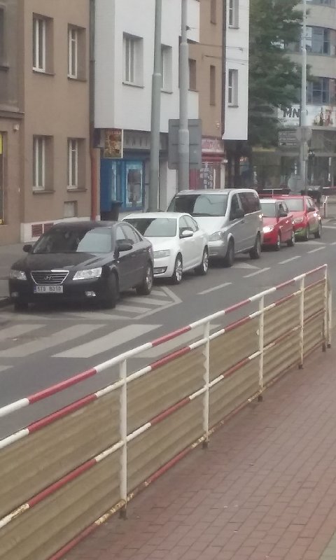 Chybějící sloupky u přechodu na zastávku Vinice