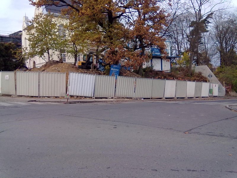 Stavební ohrada zabírá celý chodník