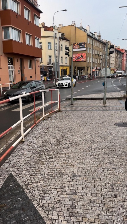 Nebezpečný přechod na tramvajové zastávce Průběžná