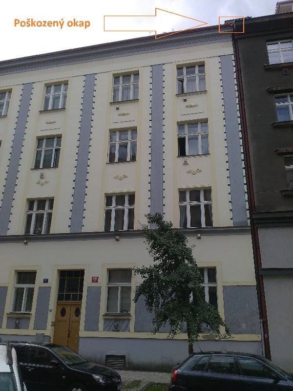 Poškozený okap domu č.p 338 v Kafkově ulici - voda teče na chodník