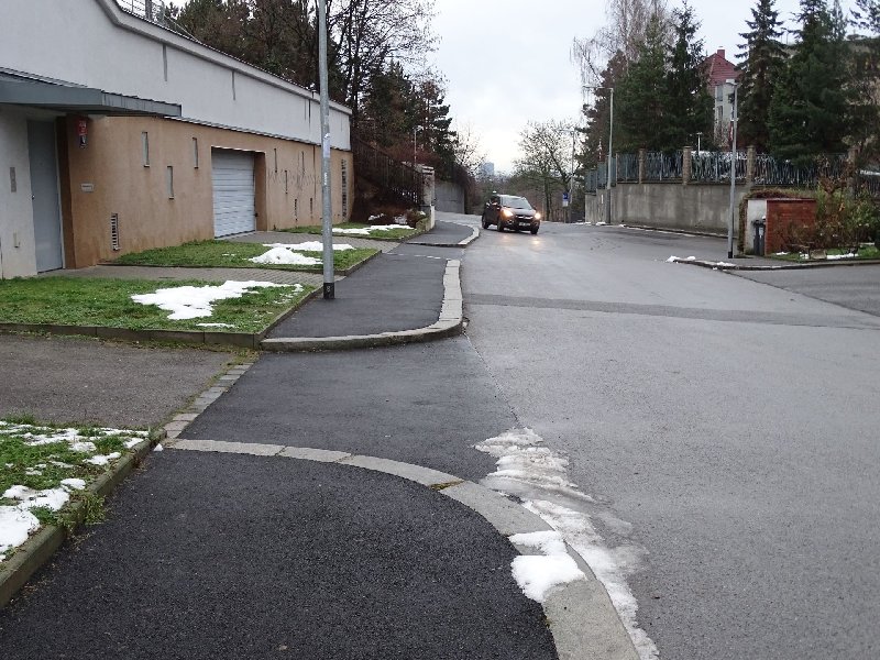 Bariérové obrubníky chodníku v ul. Nad Palatou