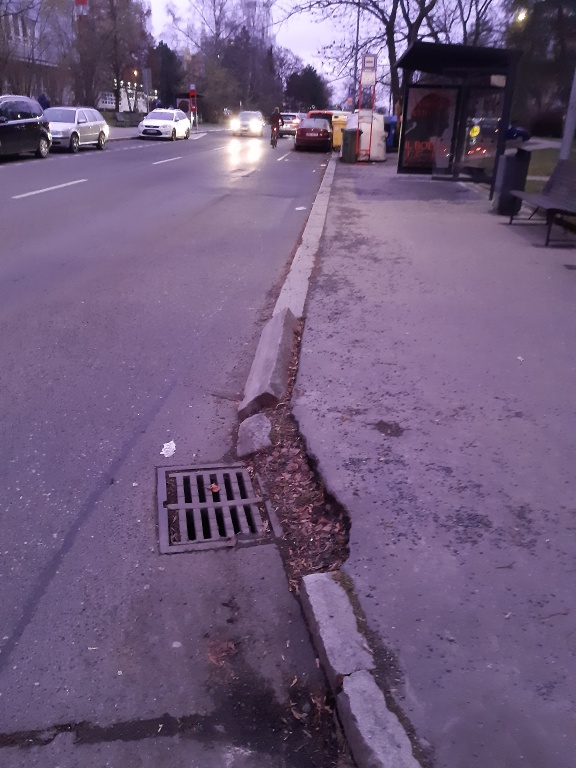 Nebezpečný obrubník na zast. MHD Teplická, Praha 9.