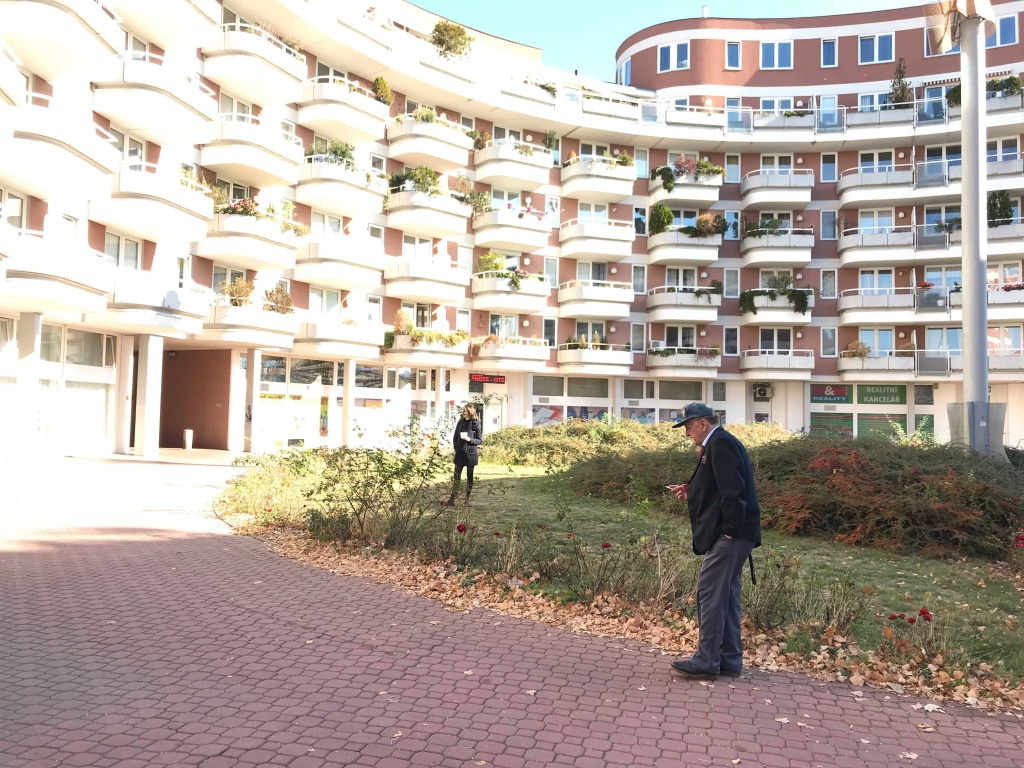 Chybějící lavičky u kampusu UK JInonice