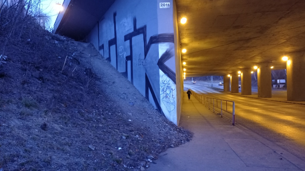 Eroze půdy u podjezdu železniční tratě v ulici Spojovací
