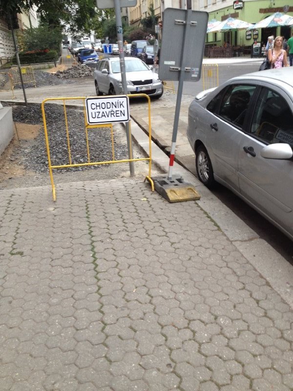 Oprava chodníku bez alternativy! 