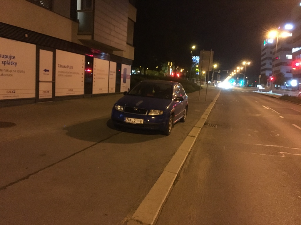 Odložené auto na chodníku v Prosecké ulici