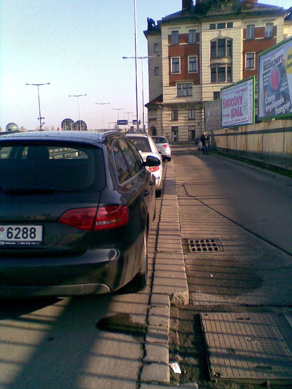 Chodník zatarasený parkujícími auty