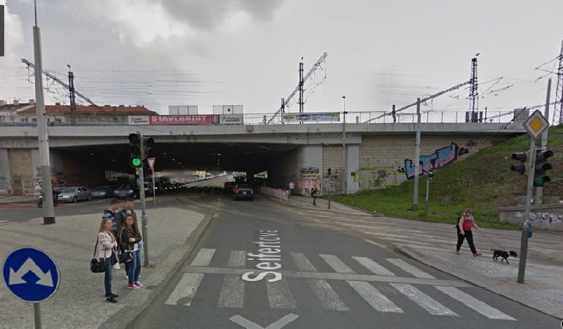 Auta jezdící na červenou U Bulhara