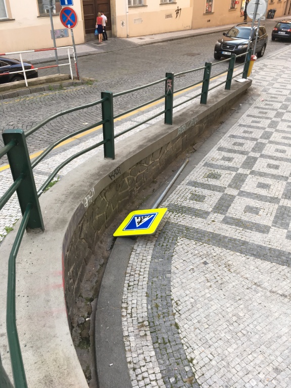 “Sbírka” odloženého dopravního značení v ulici Na Zbořenci/Na Zderaz