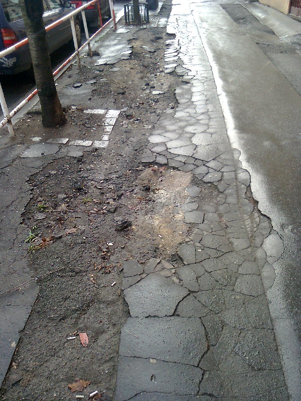 Rozbitý chodník ve Slavíkově ulici, Praha 2