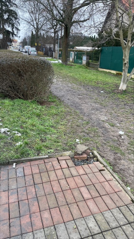 Chybějící chodník v ulici Františka Diviše