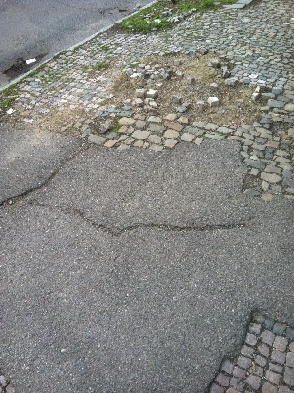 Chodník ve velice špatném stavu – ul. U Vodárny
