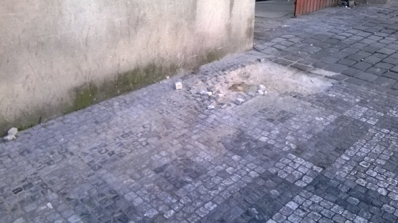 Díra v chodníku, v Celnici u Billy