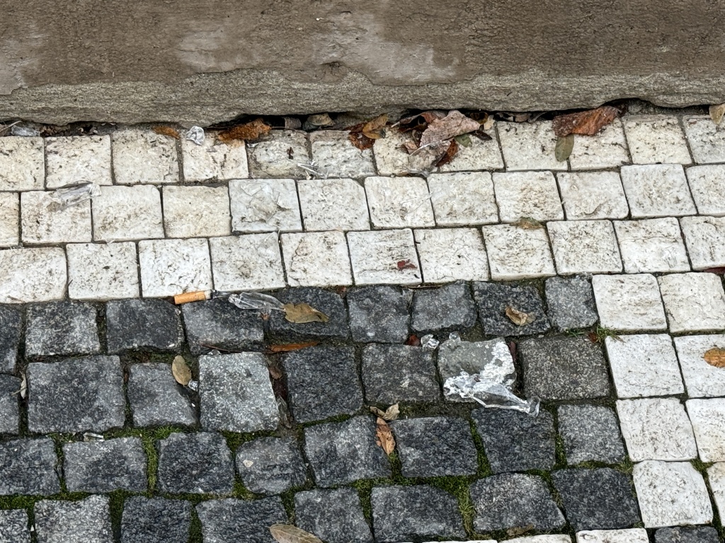 rozbité sklo na chodníku