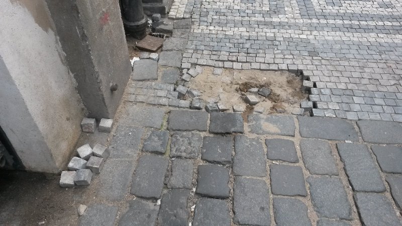 Rozbitý chodník v ulici Linharstká 