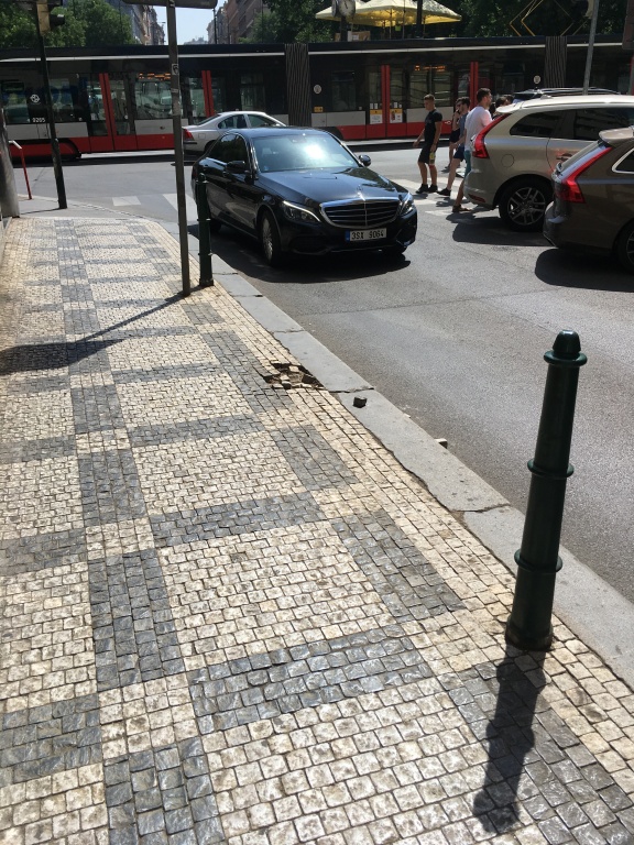 Chybějící sloupek na hraně chodníku - ulice Odborů
