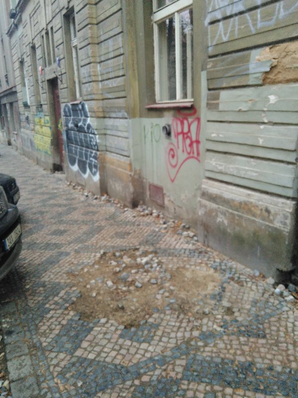 Rozbitý chodník - vypadané kostky - bahno