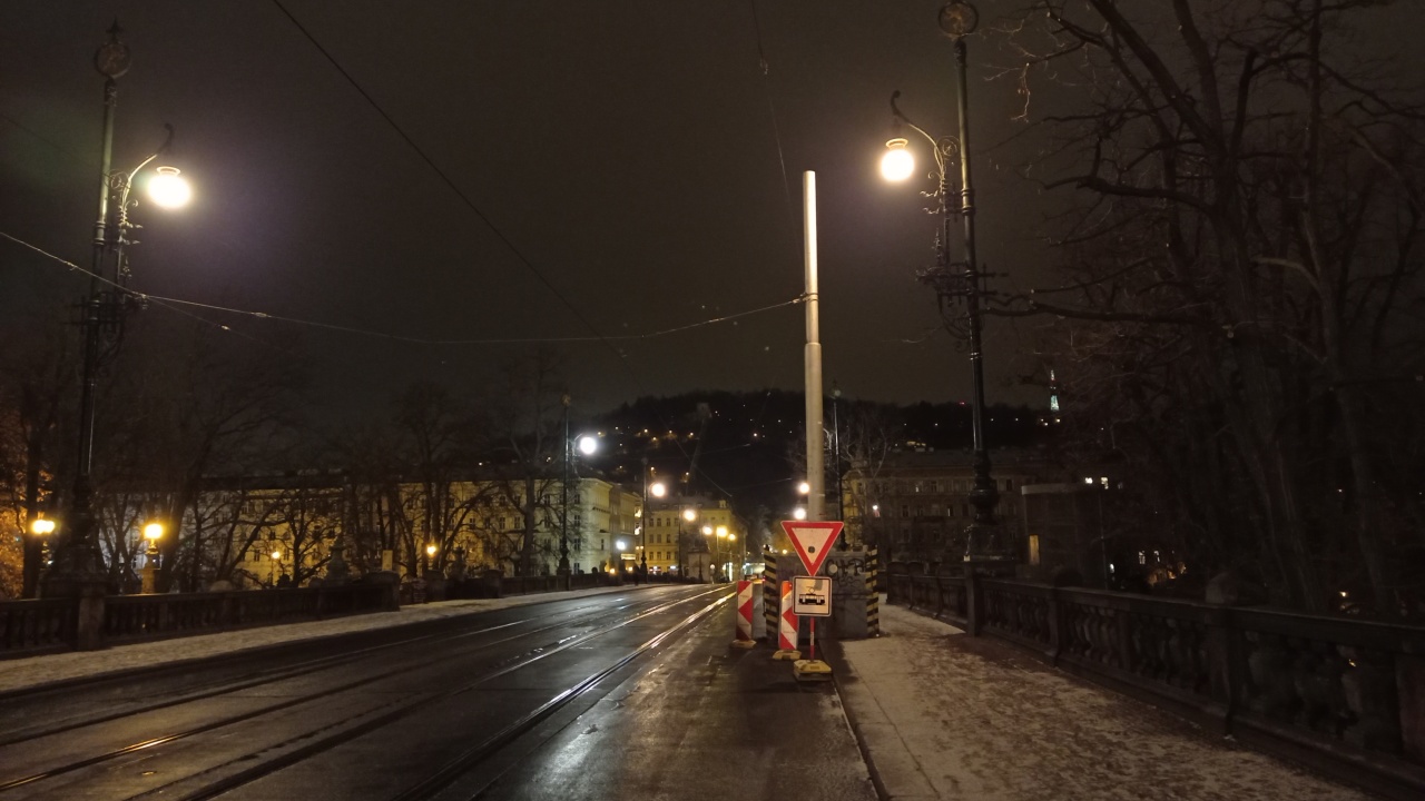 Dočasný sloup tramvajového vedení na mostě Legií