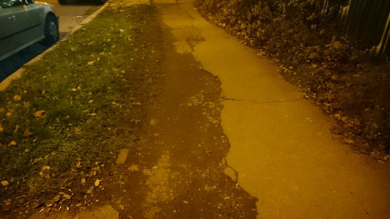 Rozbitý chodník u zastávky Sídliště Pankrác