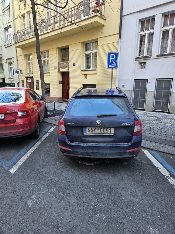 Nevhodne umistene vyhrazene parkovani
