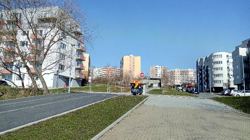 Překážející zábradlí a předimenzovaný chodník v ulici Arnošta Valenty 