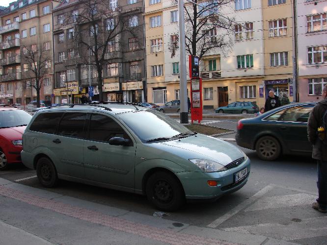 Nebezpečný přechod u tramvajové zastávky Zelená, Praha 6