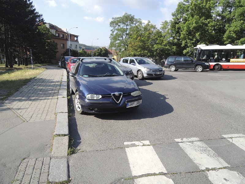 Nepřehledný přechod v křižovatce ul. Budějovická – Sedlčanská