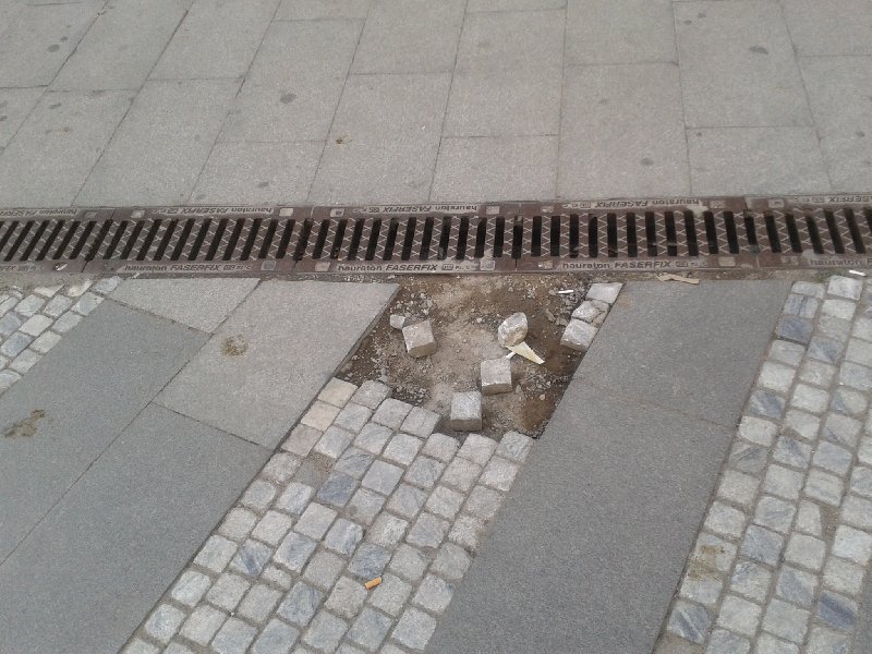 Díry v dlažbě na Jungmannově náměstí