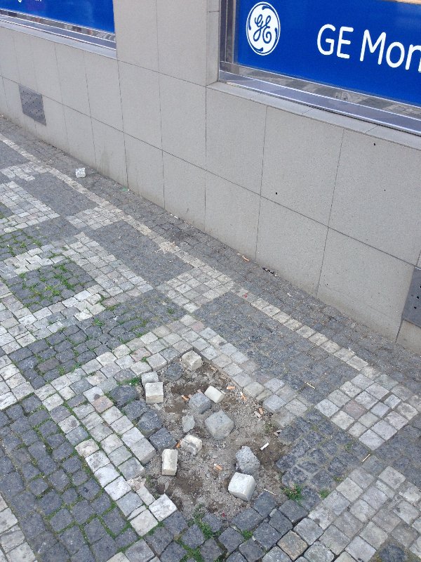 Výtluk před GE Bank na Vinohradské