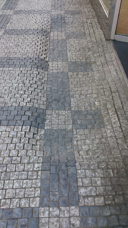 Propadlý chodník u frekventovaného přechodu Odborů, P2