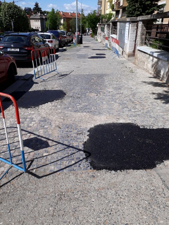 Oprava dlazdeneho chodniku asfaltovymi zaplatami