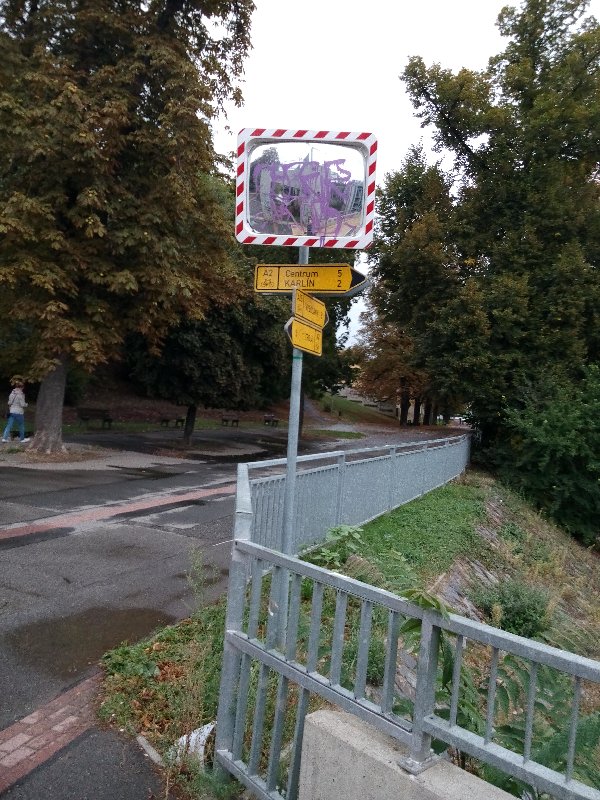 Počmárané dopravní zrcadlo