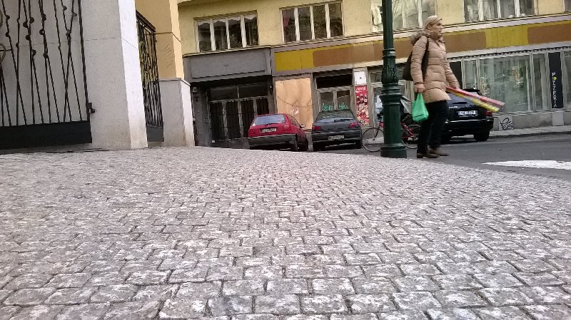 Nakloněný/Šikmý chodník  na rohu ulic Dlouhá a Masná